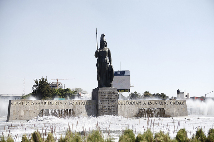 A TENER EN CUENTA. A la escultura la acompaña el lema “Justicia, sabiduría y fortaleza custodian a esta leal ciudad”. (Fotos: Alfonso Hernández y Humberto Muñiz)